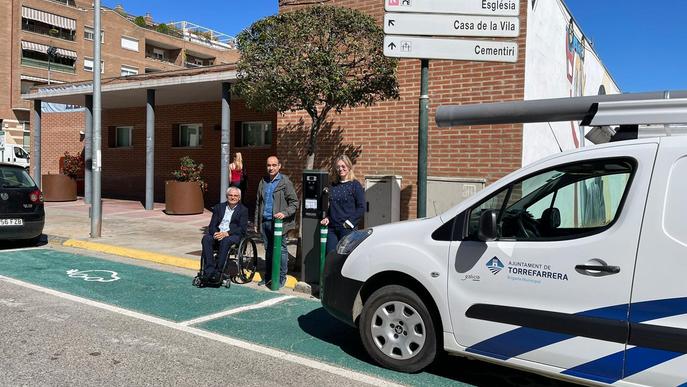 En marxa tres carregadors municipals per a vehicles elèctrics a Torrefarrera