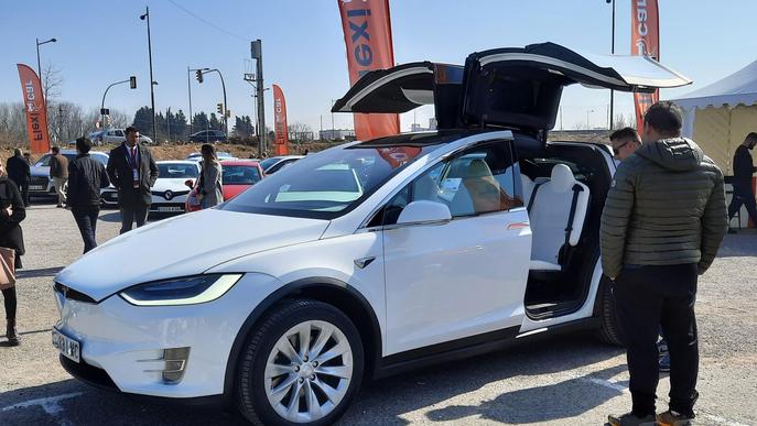 El Tesla X, el cotxe que "balla", capta l'atenció del públic de Lleida Ocasió