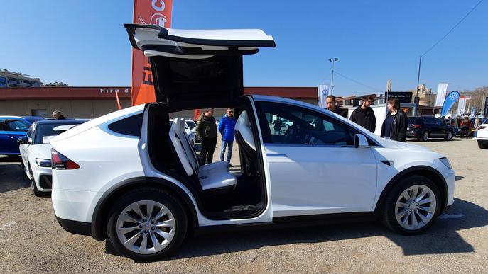 El Tesla X, el cotxe que "balla", capta l'atenció del públic de Lleida Ocasió