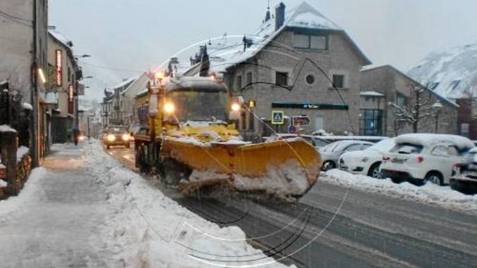 El temporal deixa un metre de neu nova al Pirineu i Andorra desallotja 26 veïns