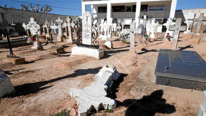 Uns vàndals fan malbé 35 creus al cementiri de Castellserà