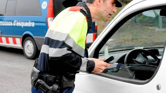 Trànsit alerta que l'ús de mòbil és la primera causa d'accidents