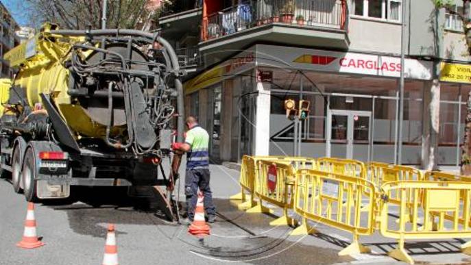 El carrer Riu Llobregat, tallat cinc dies per un enfonsament de calçada
