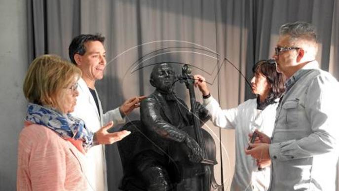 Últims detalls a l'escultura de Pau Casals
