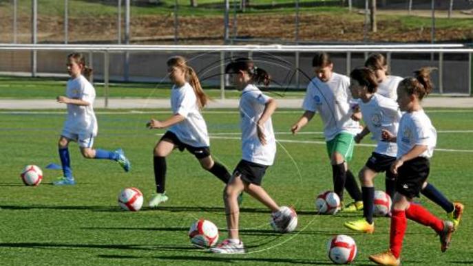 Jornada de futbol femení a Torrefarrera amb cent nenes