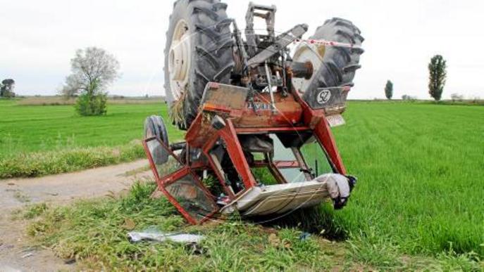 Ferit el conductor d'un tractor després de xocar amb un camió a Linyola