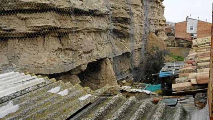 Aitona estén malla i protegeix 40 cases de la caiguda de roques