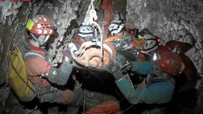 Rescatat l'espeleòleg ferit al Pallars després d'un dispositiu de 26 hores i 40 efectius