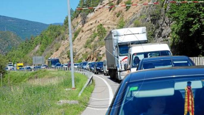 Cues quilomètriques per un xoc amb 4 ferits a la C-14 a Ribera d'Urgellet