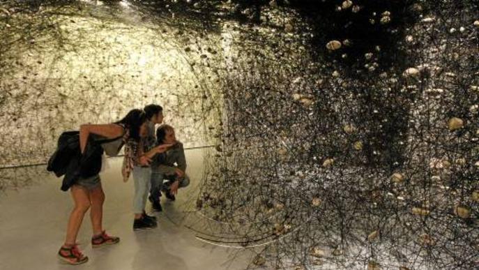 Primeres visites a l'exposició de la japonesa Chiharu Shiota