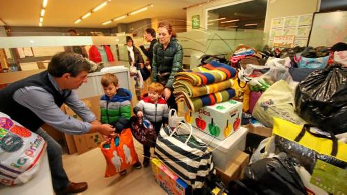 Allau de donacions de roba d'abric per als refugiats