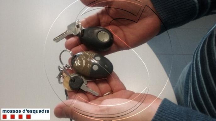 Detinguts per robar en cotxes usant inhibidors del telecomandament