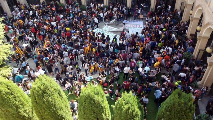 Prop d'un miler d'estudiants de la UdL se manifesten per defensar el Referèndum