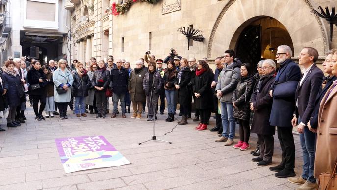 ⏯️ Minut de silenci a la plaça de la Paeria per condemnar el feminicidi d'una veïna de Lleida