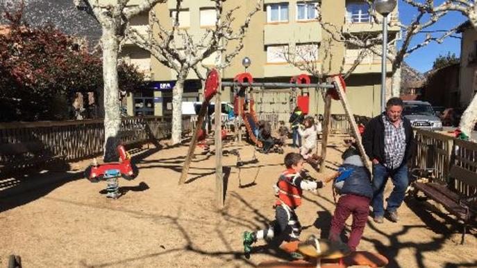 Organyà renova el parc infantil amb mobiliari de contes tradicionals