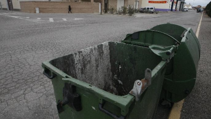 El Segrià denuncia contenidors trencats a l’espera de licitar la recollida de residus el 2017