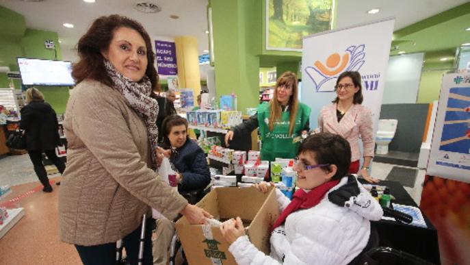 Les farmàcies de Lleida aspiren a recollir 2.000 medicaments per a entitats socials