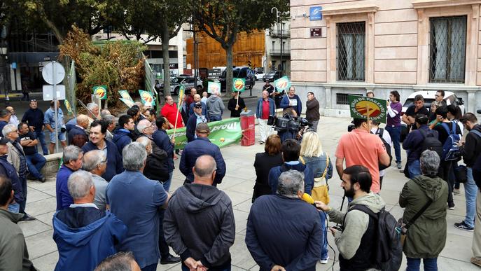 ⏯️ Bloquegen l'entrada de la subdelegació del govern espanyol a Lleida amb arbres fruiters