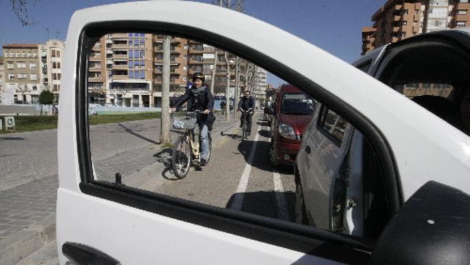 Usuaris de la bicicleta insten a ampliar el carril bici i millorar l’actual