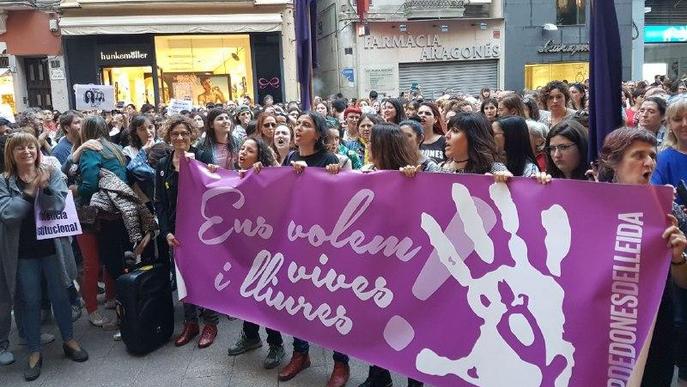 El grup Dones de Lleida denuncia ForoCoches i Burbuja.info per publicar dades de la víctima de "La Manada"