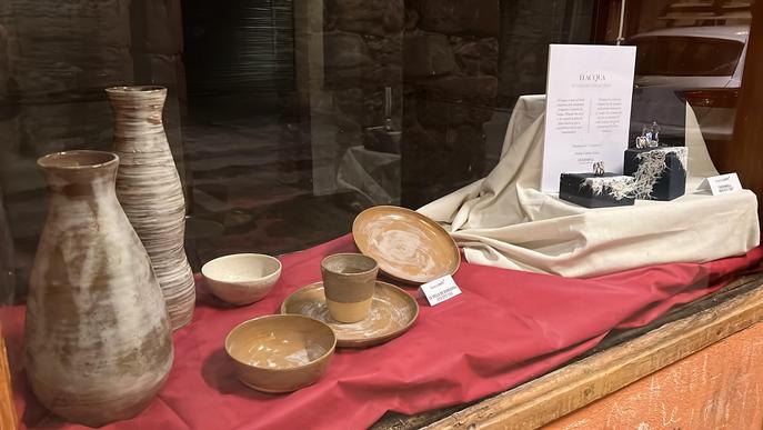 La Seu d'Urgell visibilitza els locals buits del centre històric col·locant peces d'art als seus aparadors