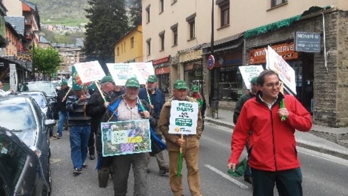 Els ramaders rebutgen l’alliberament de més óssos al Pirineu i demanen accions preventives