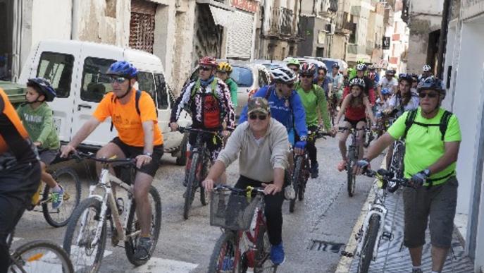 Mig miler de ciclistes en la Marxa Ecològica i per la Pau