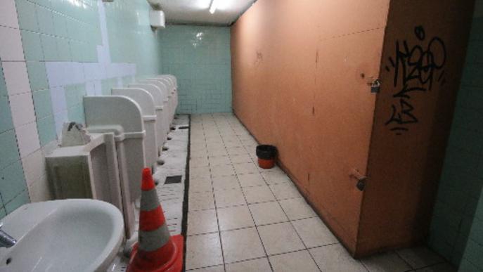 Plantegen traslladar i renovar els lavabos de l’estació d’autobusos