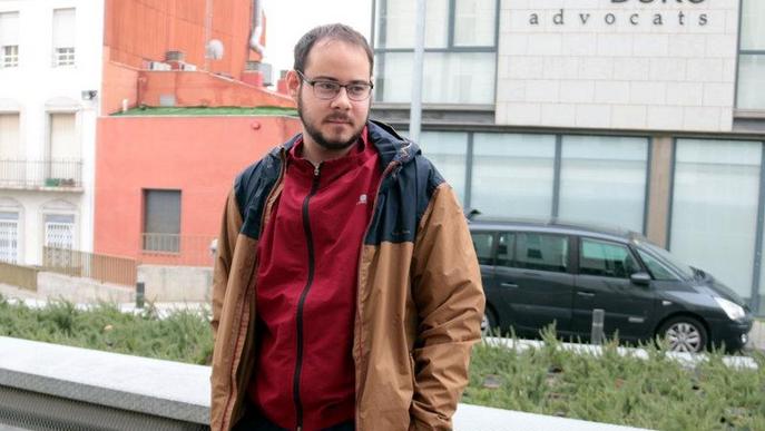 Pla mitjà del raper Pablo Hasél a l'exterior dels jutjats de Lleida