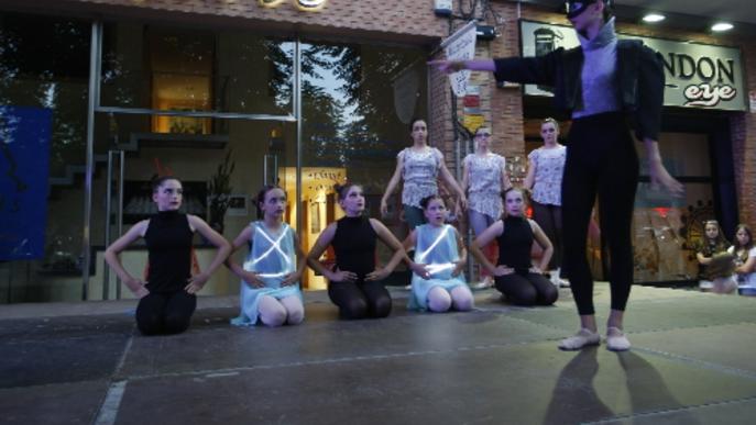 Ballarins d’Arts Dansa actuen al carrer a Lleida