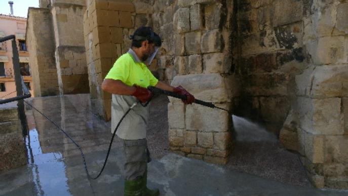 Netegen les miccions de les parets de l’església de Sant Llorenç