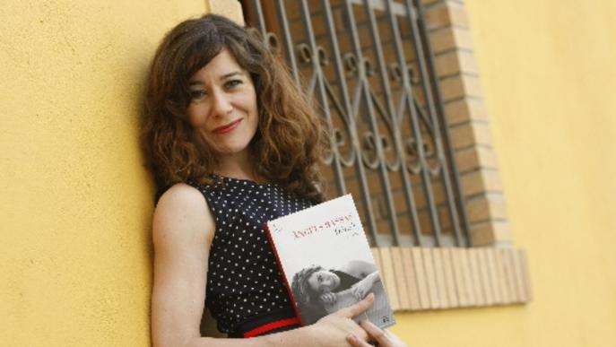 Àngels Bassas reivindica la seua “segona vocació” amb la primera novel·la ‘Dóna’t’