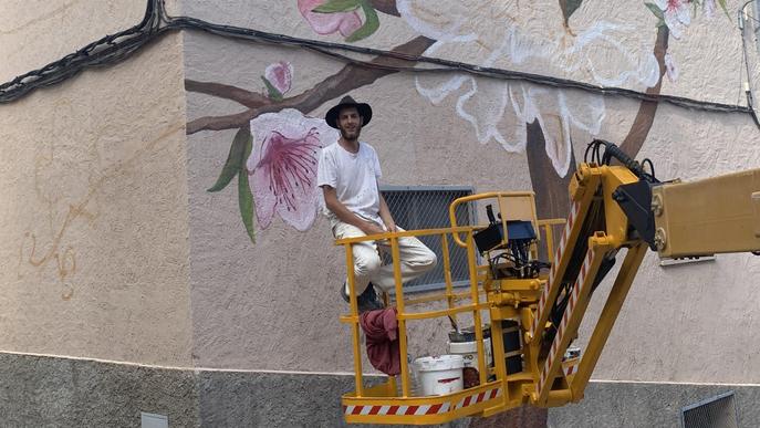 ⏯️ Artistes lleidatans homenatgen la mel i la proximitat amb un mural a Os de Balaguer