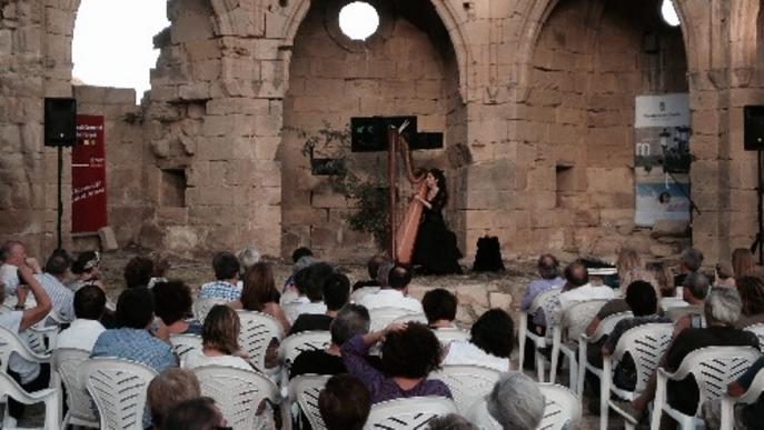 Un concert d’arpa omple les restes del convent de Vallsanta de Guimerà