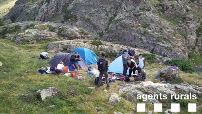 Tres denúncies per acampar de forma il·legal al Pirineu