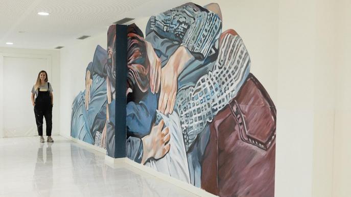 Lily Brik ret "un homenatge a la bondat” amb el seu nou mural a Lleida