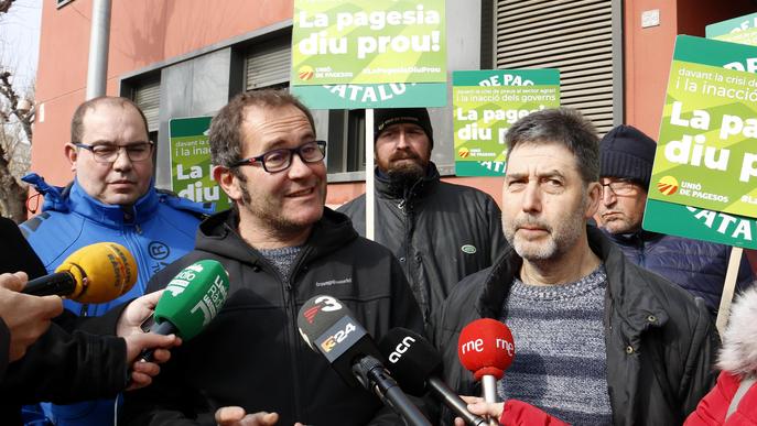 ⏯️ Ramaders i pagesos omplen de papers triturats l'entrada d'Acció Climàtica a Lleida