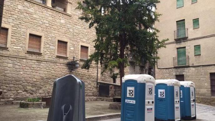 Solsona instal·la urinaris a la plaça Ribera malgrat les protestes