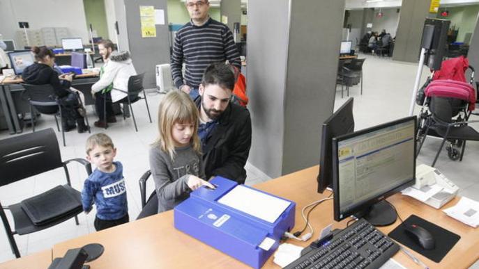 Pla pilot de la Policia per reduir l’espera en la renovació del DNI