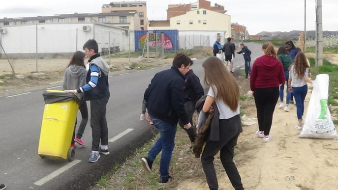 Alumnes de Torrefarrera netegen els accessos a l’institut Joan Solà