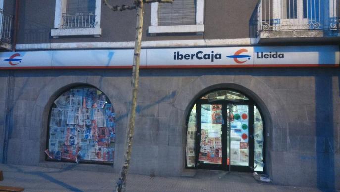 La PAH ‘empapera’ una seu bancària a Tàrrega