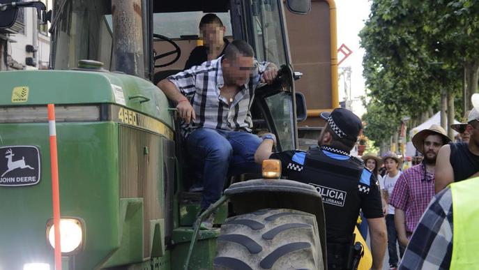 El nen que conduïa un tractor a la Batalla de Flors anava sol a la cabina