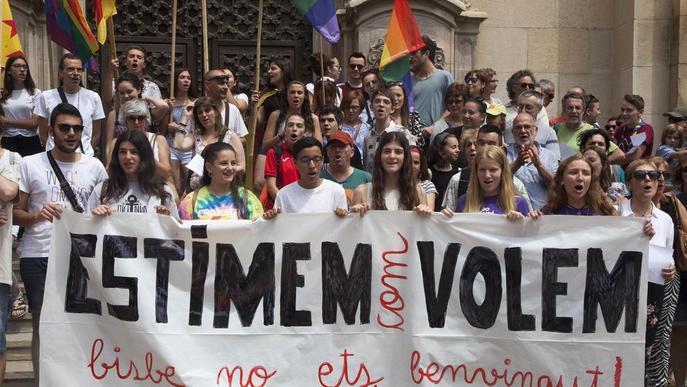 Novell surt de Tàrrega escortat per la policia després d'una manifestació contra l'homofòbia