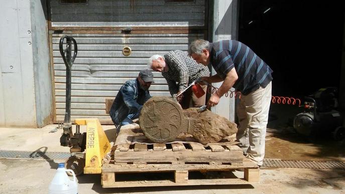 Voluntaris de Sanaüja recuperen 68 esteles funeràries