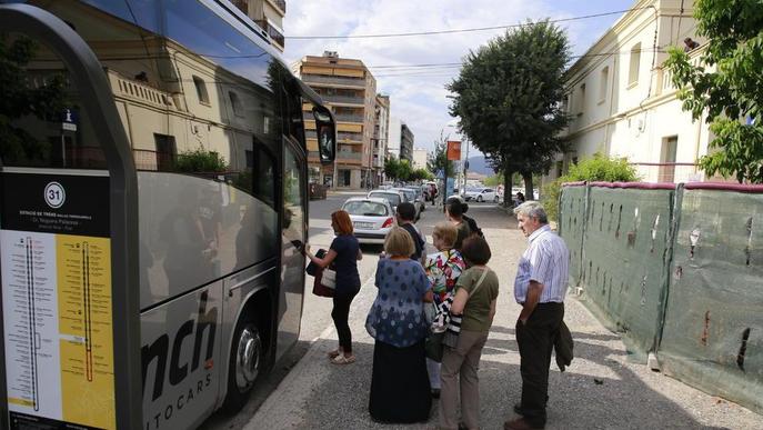 El tren de la Pobla viatja al taller i 120 usuaris van en bus de Balaguer al Jussà