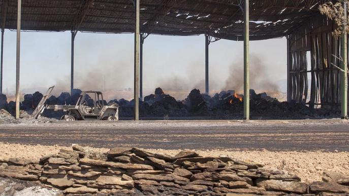 Calcinats 700.000 quilos de palla i farratge en el foc dels Plans de Sió