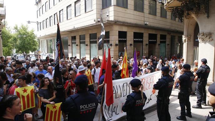 Uns 150 independentistes protesten contra Rajoy i l’“humiliant” parador