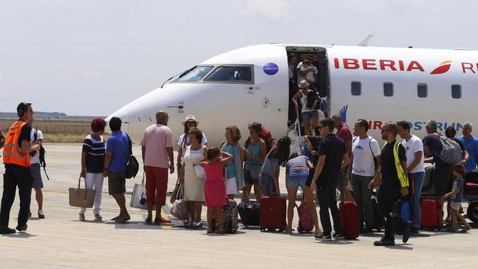 Alguaire estrena vols d’estiu i autovia i els viatgers celebren tenir Lleida a sis minuts