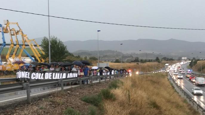Dos-centes persones tallen a Montblanc l’N-240 per reclamar el túnel del coll de Lilla