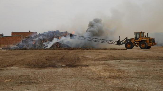 Cremen més de 500 bales de palla d'alfals a Ivars d'Urgell